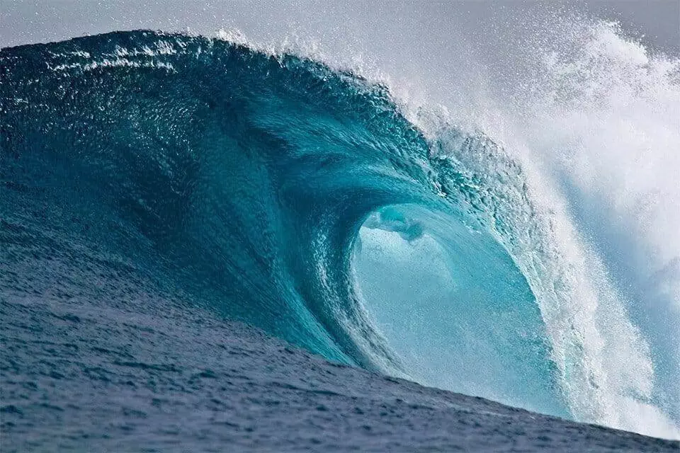 Large breaking wave 1